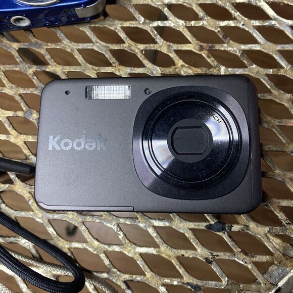 Digital Cameras LOT 3 Kodak ZX3 Insignia NS-DSC1112 Kodak V1253 For Parts Repair - Picture 3 of 14